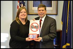 Rep. Tarr and U.S. Senator Mark Begich display cards signed by hundreds of Alaskans in support of banning GMOs.