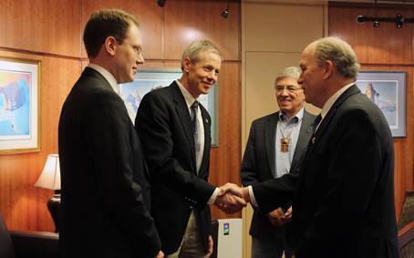 Rep. Claman informs Governor Walker that the Legislature is ready for business in its second regular session.