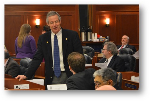 Rep. Claman talks with Rep. Pruitt during an “at ease” at Sunday night’s House Floor session.