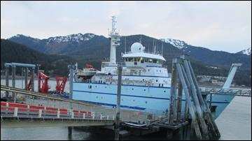 RV Sikuliaq at port
