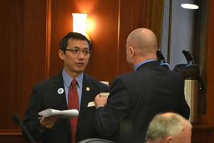 Rep. Kawasaki in discussion