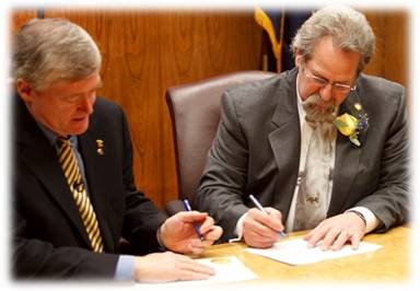 Representative Guttenberg and Lt. Governor Treadwell signing the Oath of Office