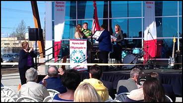 Rep. Tarr presenting a citation from the 28th Alaska State Legislature celebrating the new facility.
