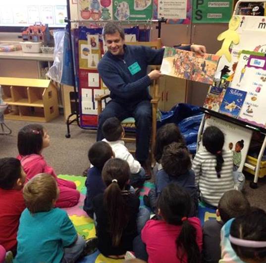 Rep. Tuck reads a Thanksgiving book to kindergartners at Lake Hood Elementary.